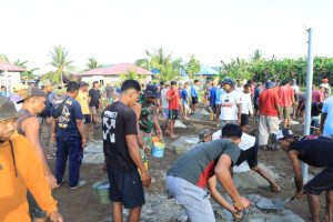 Satgas TMMD dan Warga Desa Wama Kompak Cor Lapangan Voli Demi Kebersamaan