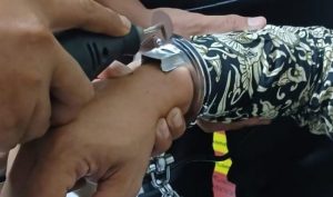 Iseng Coba Borgol India, Satpam Kejari Lamongan Malah Terkunci Tangannya Sendiri