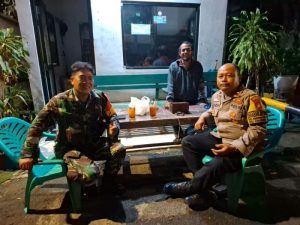 Babinsa Kebayoran Lama Perkuat Sistem Keamanan Lewat Komsos di Poskamling