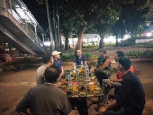 Babinsa Bukit Duri Patroli Poskamling, Perkuat Keamanan Jakarta Selatan