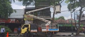 Dishub Kediri Rapikan Pohon di Jalan Pangsud Jelang Nite Carnival