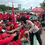 Aksi Simpatik Polisi di DPR, Bagikan Roti dan Air Mineral ke Massa Demo