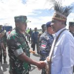Dandim 1710/Mimika Sambut Menkopolhukam RI Saat Kunjungan Kerja di Kabupaten Mimika