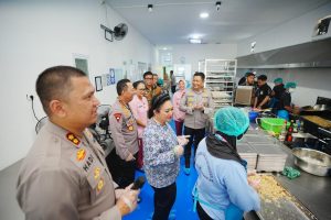 Kapolri dan Ketua Komisi IV DPR Tinjau SPPG YKB Polres Karanganyar, Dukung Program MBG