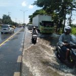 Ruas Nasional Lamongan–Babat Banjir dan Berlubang, Pengendara Keluhkan Jalan Mirip Kolam Renang