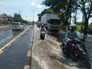 Ruas Nasional Lamongan–Babat Banjir dan Berlubang, Pengendara Keluhkan Jalan Mirip Kolam Renang