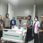 Polwan Polres Metro Jakarta Pusat Dampingi Korban Ledakan SMAN 72 di RS Pertamina