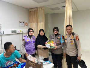 “Polwan Jaga Jakarta”: Polres Metro Jakarta Pusat Tunjukkan Empati, Kunjungi Korban Ledakan SMAN 72 di RS Yarsi