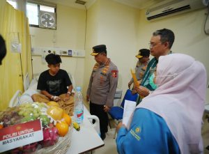 Kapolri Jenderal Listyo Sigit Jenguk Korban Ledakan SMAN 72 di RSI Cempaka Putih