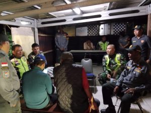 Babinsa Teluk Pucung Perkuat Sinergi Komduk dan Komcad Lewat Patroli Siskamling