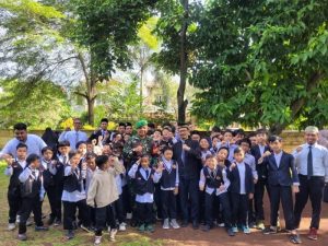 Babinsa Jatimelati Ajak Siswa Haqi School Kobarkan Semangat Juang Sejak Dini