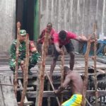 Babinsa Mapurujaya Laksanakan Komsos dan Bantu Warga Bangun Jembatan Penghubung