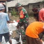 Babinsa Sukamantri Ajak Warga Kerja Bakti Perkuat Tanggul Antisipasi Banjir