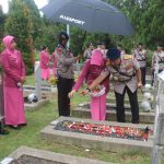 Brimob Metro Jaya Ziarah dan Tabur Bunga di TMP Kalibata