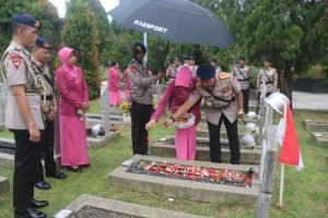Brimob Metro Jaya Ziarah dan Tabur Bunga di TMP Kalibata