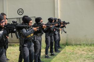 HUT Brimob ke 80 Polwan Polda Jatim Tampilkan Srikandi Challenge Penuh Adrenalin