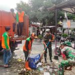 Koramil Cempaka Putih Gerakkan Warga Bersihkan Saluran Air Pemukiman