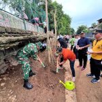 Koramil 08 Johar Baru Bersama Tiga Pilar Kecamatan Grebek sampah di Kali Sentiong