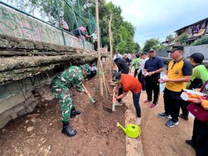 Koramil 08 Johar Baru Bersama Tiga Pilar Kecamatan Grebek sampah di Kali Sentiong