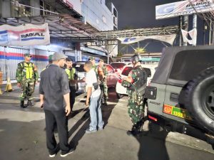 Patroli Tiga Pilar Koramil 02/Pondok Gede Bersama Komduk Perkuat Keamanan, Babinsa Ajak Warga Tingkatkan Kewaspadaan