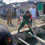 Babinsa Koramil 01/Tambun dan Warga Turun Bersihkan Kali Baru untuk Antisipasi Banjir