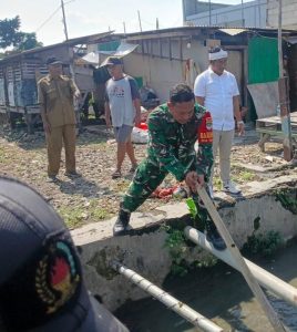 Babinsa Koramil 01/Tambun dan Warga Turun Bersihkan Kali Baru untuk Antisipasi Banjir