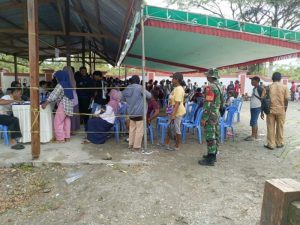 Agar Berjalan Dengan Lancar, Babinsa Koramil 1710-03/Kuala Kencana Dampingi Penyaluran Bantuan Kepada Masyarakat