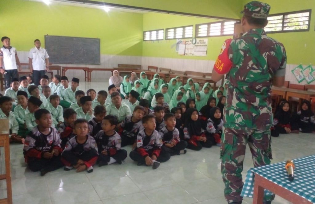 Puluhan Siswa SD dibekali Wasbang dan Bela Negara oleh Babinsa Sekar Bojonegoro