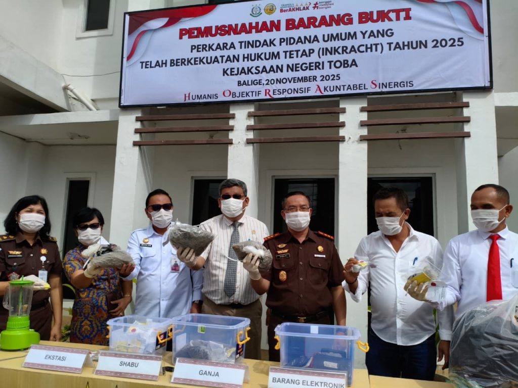 Kejari Toba Musnahkan Barang Bukti 55 Perkara: Ribuan Gram Narkotika Dibakar !