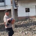 Polisi Sigap Berikan Pertolongan kepada Anak Kecil yang Terserempet Kereta di Pademangan