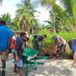 Tumbuhkan Hidup Sehat dan Lingkungan Bersih, Babinsa Koramil Mapurujaya Ajak Warga Bersihkan Parit