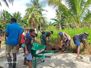 Tumbuhkan Hidup Sehat dan Lingkungan Bersih, Babinsa Koramil Mapurujaya Ajak Warga Bersihkan Parit