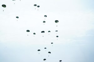 Bersama Tuhan Menyerbu Dari Langit: Ratusan Prajurit TNI Terjun di Morowali