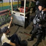 TANGKAP BASAH! Patroli Malam Brimob PMJ Amankan Pelaku Tawuran Bersenjata Parang di Jakarta Pusat, 4 Sajam Disita