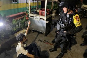 TANGKAP BASAH! Patroli Malam Brimob PMJ Amankan Pelaku Tawuran Bersenjata Parang di Jakarta Pusat, 4 Sajam Disita