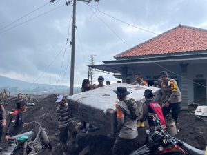 Hadirnya Negara di Kaki Semeru, Polri Kirim Ratusan Personel dan Logistik Prioritas Pasca-Erupsi