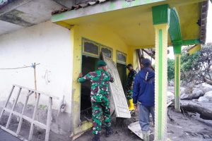 Kostrad dan Koramil Pronojiwo Bertaruh Nyawa di Zona Merah, Lakukan Assessment Risiko Erupsi Semeru