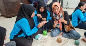 Peluang Mendapatkan Premi bagi WBP, Lapas Kediri beri Pelatihan Merajut