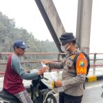 Polda Jatim Gerak Cepat Bagikan Masker untuk Pengendara Terdampak Erupsi Semeru
