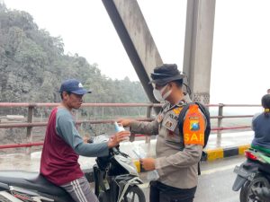 Polda Jatim Gerak Cepat Bagikan Masker untuk Pengendara Terdampak Erupsi Semeru