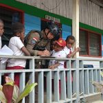 Satgas Ops Damai Cartenz Berbagi Buku Bacaan kepada Anak-Anak Sekolah di Intan Jaya