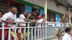 Satgas Ops Damai Cartenz Berbagi Buku Bacaan kepada Anak-Anak Sekolah di Intan Jaya