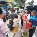 BRI Peduli Bogor Hadir! Jumat Berkah BRI BO Cibinong Bagikan Nasi Kotak kepada Jamaah