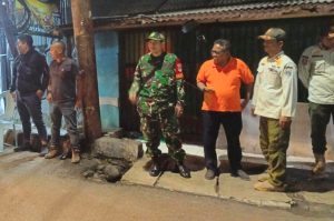 Ciptakan Wilayah Aman, Kodim 0505/JT Gelar Patroli/ Siskamling Keliling Bersama Komduk di Pasar Rebo