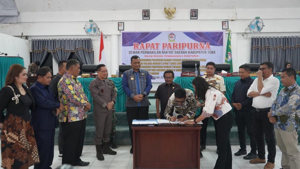 Pemkab dan DPRD Toba Tandatangani Nota Kesepakatan Ranperda APBD menjadi Perda APBD 2026