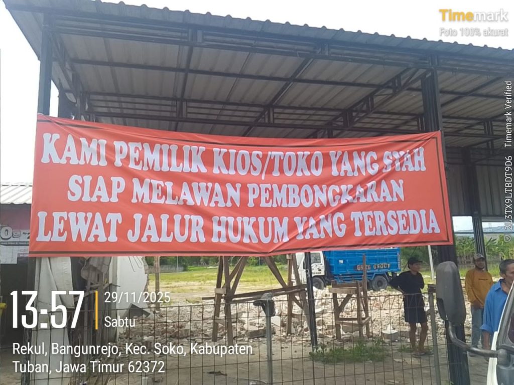 Spanduk Merah di Tuban: Warga Siap Gugat Hukum Pemdes Soal Penggusuran Kios