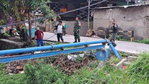 Babinsa Koramil 01/Kranji Tinjau Lokasi Karya Bakti HUT Kodam Jaya: Fokus Normalisasi Sungai Kalibaru Antisipasi Banjir