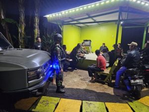 Patroli Humanis Babinsa Koramil 02/Pondok Gede Bersama Tiga Pilar dan Komduk Wujudkan Malam Aman dan Kondusif