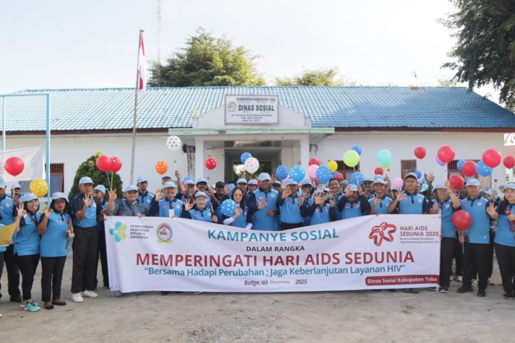 Kapolres Toba Bersama Ketua Bhayangkari Hadiri Jalan Santai Peringati Hari HIV/AIDS Sedunia