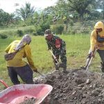 Perkuat Kebersamaan, Babinsa Koramil 1710-07/Mapurujaya Bersama Warga Gelar Kerja Bakti Pembangun Masjid Nurul Hikmah